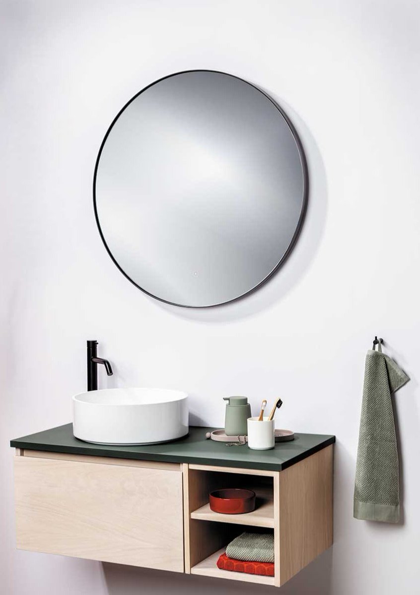 Deze Qisani Asti, is een spiegel met ledverlichting en een trendy metalen ring in de kleuren Rvs, Zwart, Gun Metal, Copper of Gold. Met deze spiegel kan je je badkamer afstemmen naar hoe jij wilt! Lees meer over Qisani Asti op de website hubs.ly/Q01zBpVl0
#spiegel
#badkamer