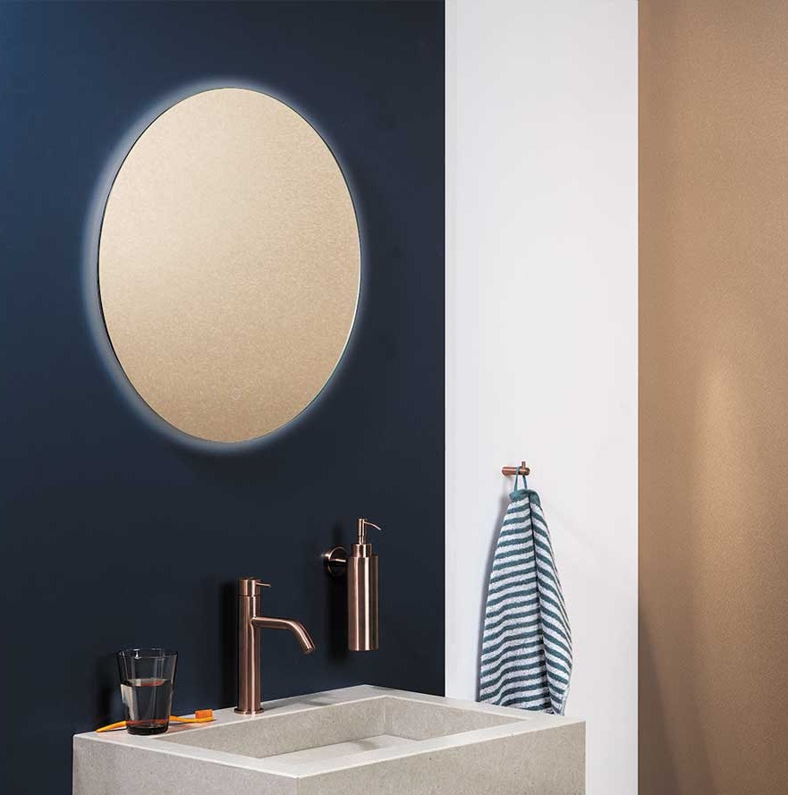 Sapri is een nieuwe unieke spiegel uit de Qisani collectie. Deze spiegel beschikt over spiegelverwarming en ingebouwde ledverlichting die je zelf kunt verstellen. Zeg maar dag tegen beslagen spiegels! Lees meer over deze unieke spiegel op de website: hubs.ly/Q01zBrlw0
#luxe