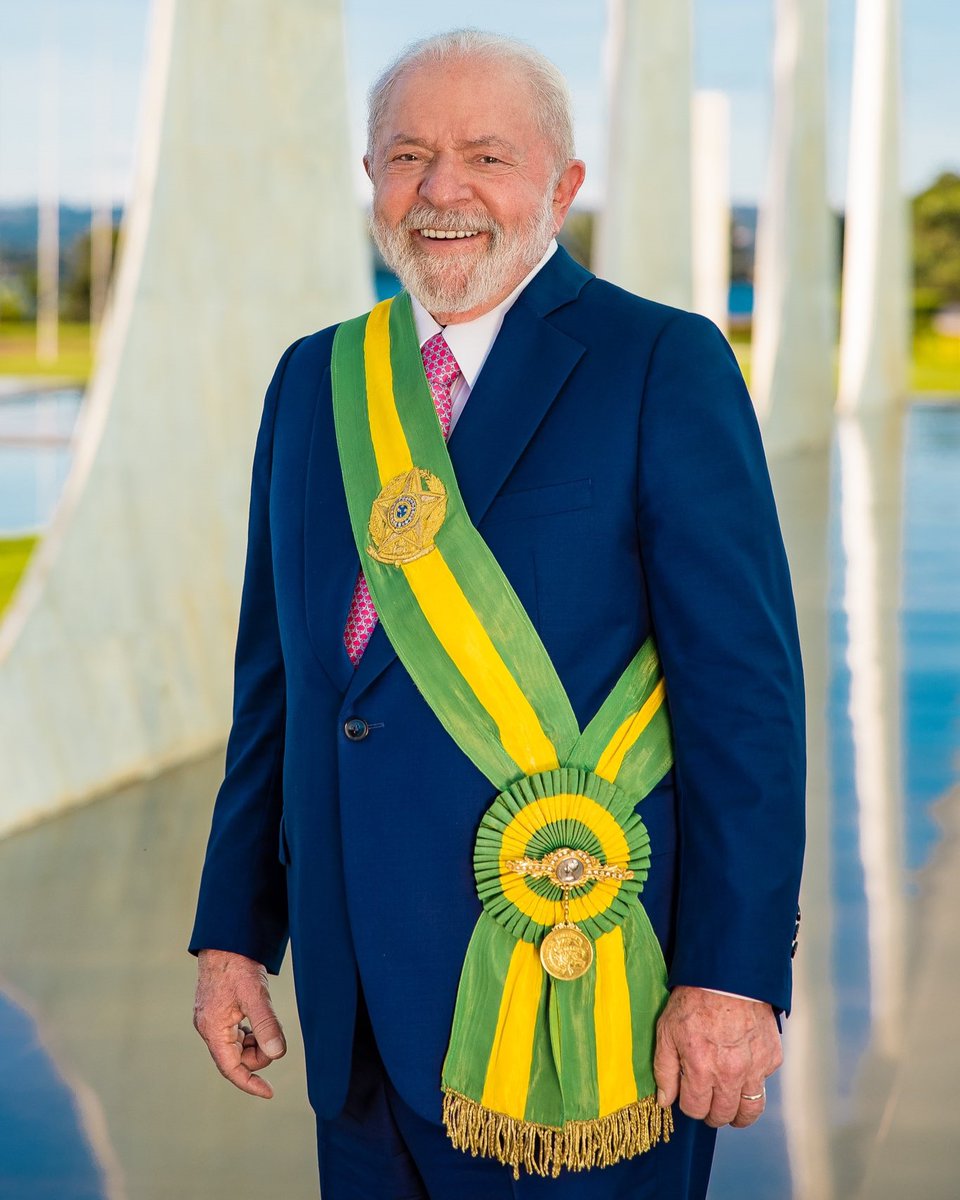 O presidente <a href="/LulaOficial/">Lula</a> postou a nova foto oficial. Pai tá bonito, né? 😍