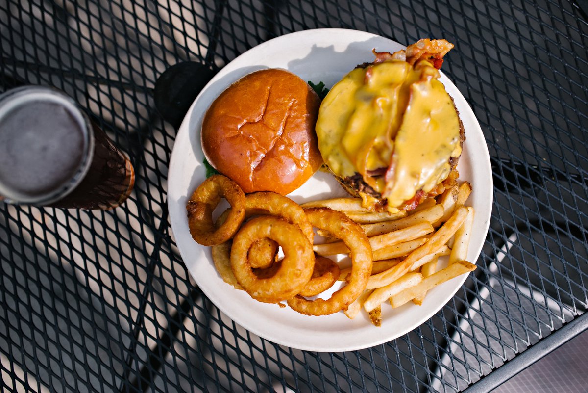 SCHSL's tweet image. No one ever goes hungry in Aiken! No matter what you have a hankering for, the restaurants in Aiken won&apos;t let you down. Explore Aiken&apos;s variety of restaurants while you&apos;re in town. 🍔#food #aikensc #discoversc #visitaikensc 
visitaikensc.com/wheretoeat