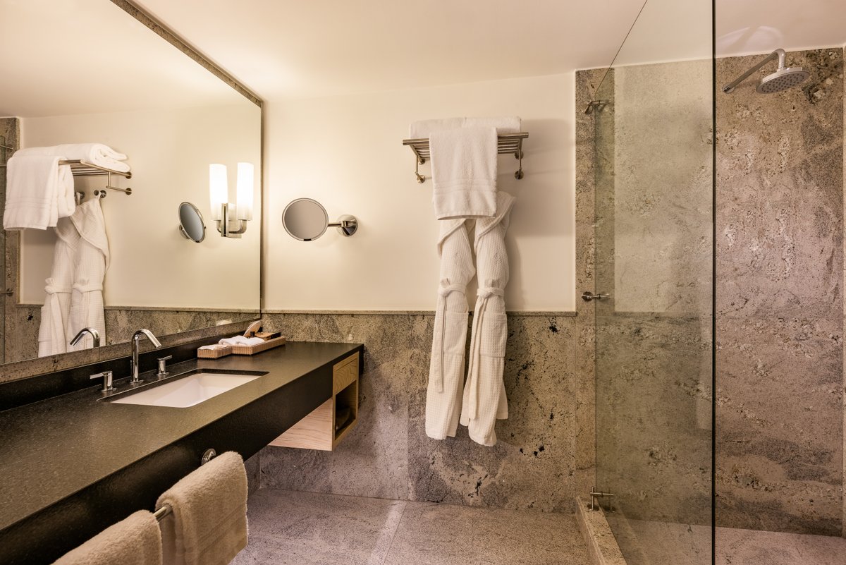 Modern luxury in the capital of cool ⚡ 
The energy and creativity of Colombia’s capital city are best experienced with a stay at #FSBogotá In the buzzing Zona Rosa area, find yourself just steps away from the city’s best shopping, nightlife and cafés. 💃 🛍️ ☕ 🗺️ #FourSeasons