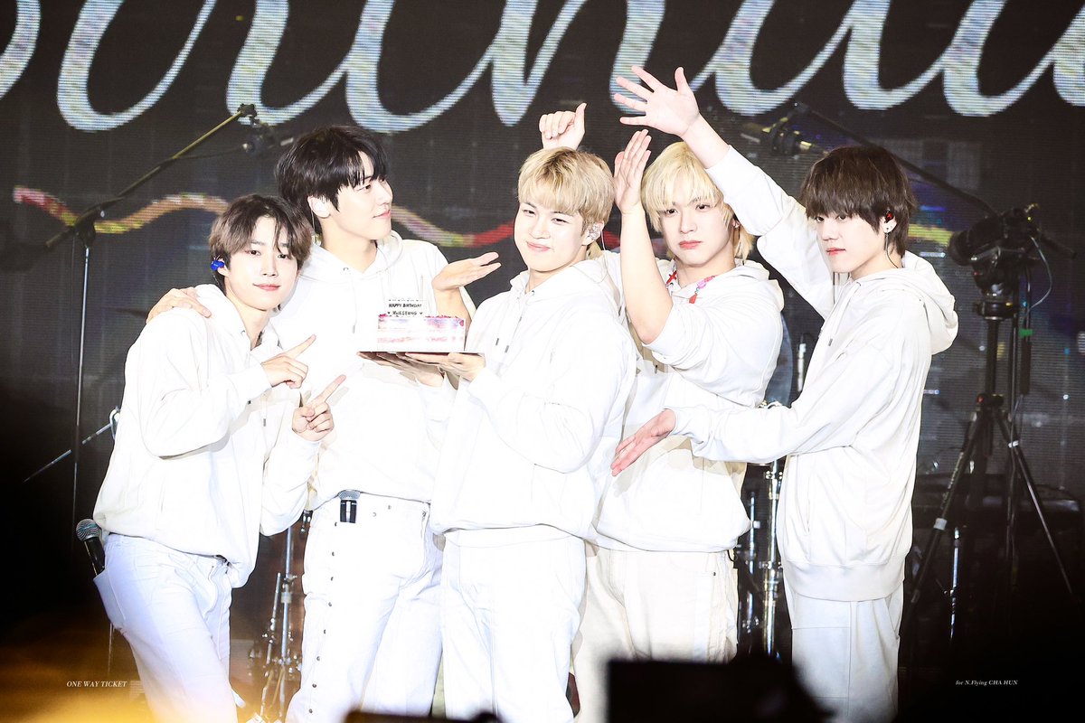 🤍🤍🤍🤍🤍

#너를위한_봄이온대_회승아
#HAPPY_HWESEUNG_DAY