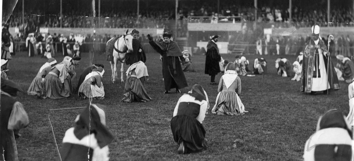 In 1932, Leicester's historical pageant imagined a scene from 1265: citizens are moved by the news of Simon de Montfort's death at the Battle of Evesham to proclaim him a martyr and saint. 1/2
Pic: Leicester Mercury; pageant info: <a href="/Pageantry_AHRC/">Historical Pageants</a> historicalpageants.ac.uk/pageants/1119/