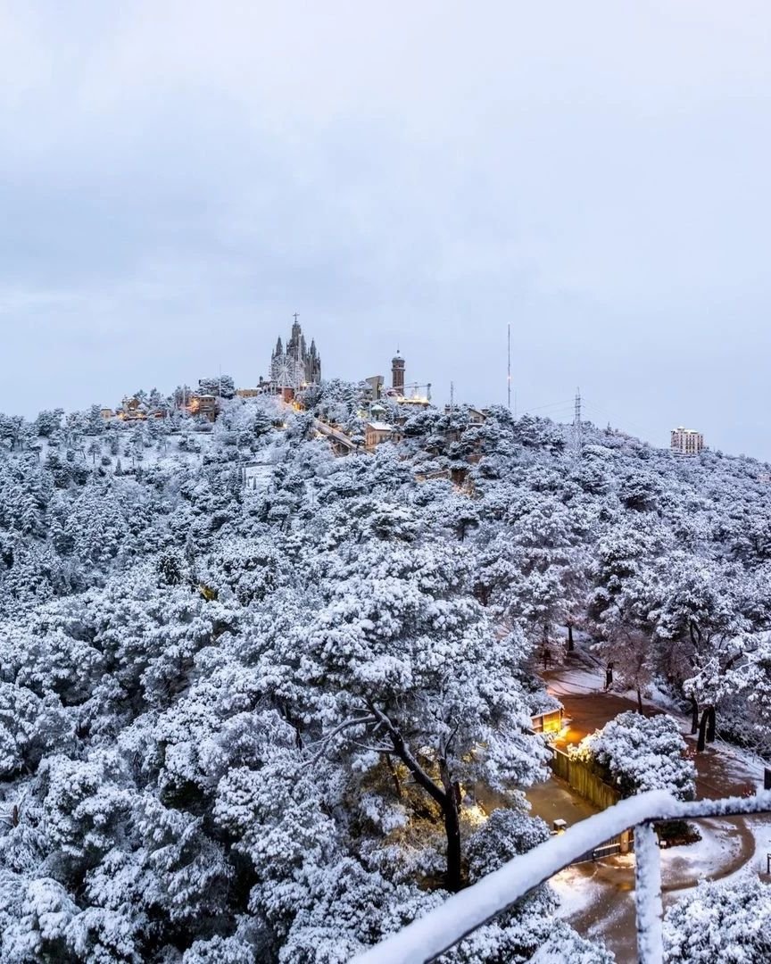 visitcatalonia's tweet image. A magical and snowy morning in Barcelona! 😍❄️

After last night's snowfall our beloved city looks even more spectacular. ✨

#InLOVEwithCatalonia ❤️ 

📸 @alfons_pc &amp;amp; AbadiaMontserrat (IG)