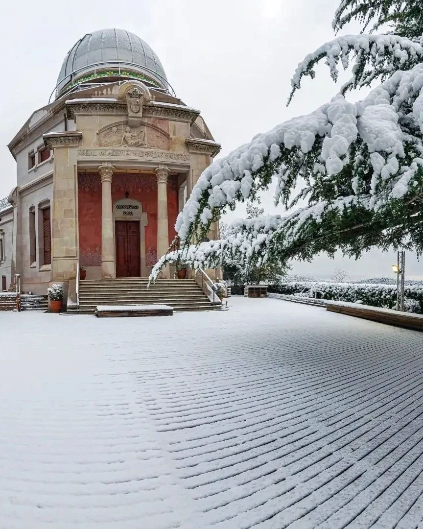 visitcatalonia's tweet image. A magical and snowy morning in Barcelona! 😍❄️

After last night's snowfall our beloved city looks even more spectacular. ✨

#InLOVEwithCatalonia ❤️ 

📸 @alfons_pc &amp;amp; AbadiaMontserrat (IG)