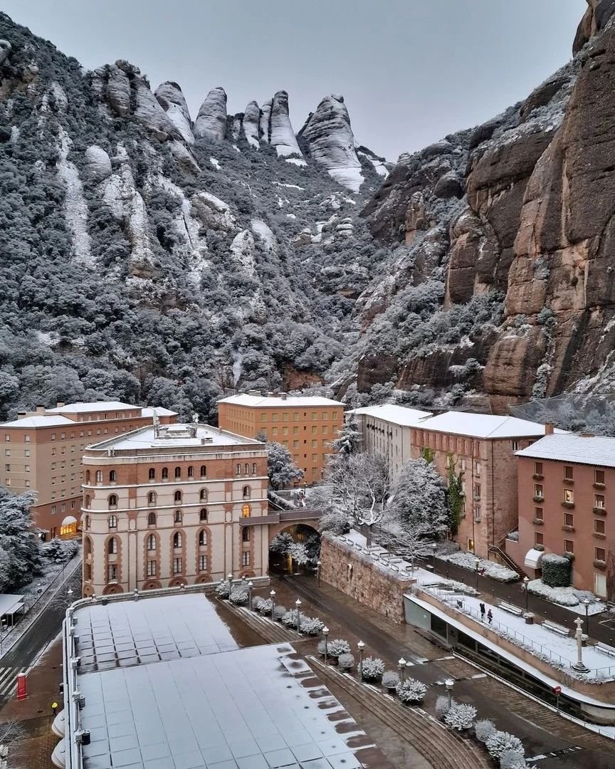 visitcatalonia's tweet image. A magical and snowy morning in Barcelona! 😍❄️

After last night's snowfall our beloved city looks even more spectacular. ✨

#InLOVEwithCatalonia ❤️ 

📸 @alfons_pc &amp;amp; AbadiaMontserrat (IG)