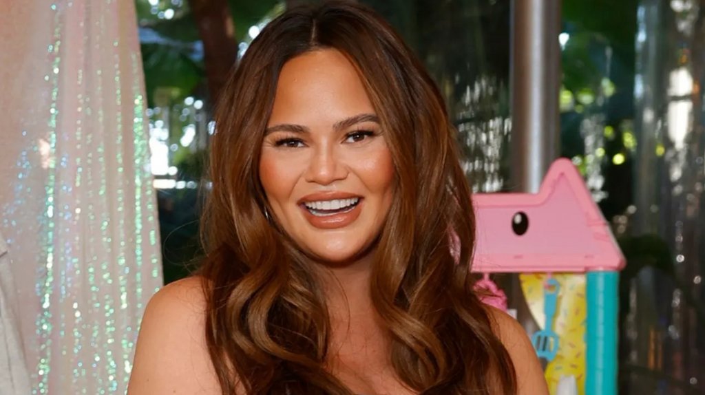 Sports Illustrated Swimsuit on Twitter "Get that Chrissy Teigen glow(02)
