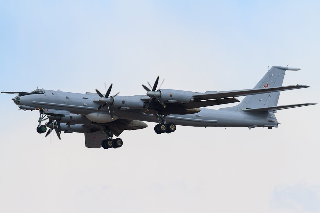 OnAviation's tweet photo. El #TU142 es un derivado del #TU95. Apodado por la #OTAN como #Bear, es un avión de reconocimiento marítimo y guerra submarina. Los motores de las primeras versiones de este avión producían tanto ruido, que los sonares de los submarinos los detectaban.
#DatoCurioso https://t.co/LpDm5ZUKEU