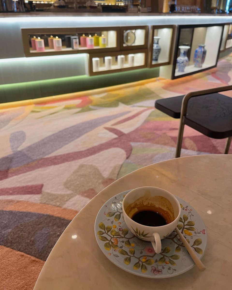 misaki1111's tweet photo. coffee aesthetics ☕️
宮殿ホテルのエミレーツパレスはどこを
見渡しても全て金ピカでした✨

こちら有名な23金の金箔カプチーノ
一杯約¥2934 😂
味は普通に美味しかったよ🫶🏻w

#coffee… https://t.co/eF58RjPHqV https://t.co/0sKwZlFIfy