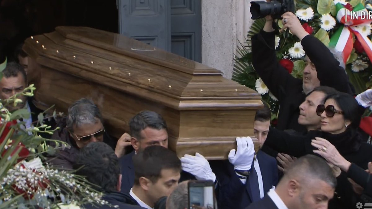 La sigla del Maurizio Costanzo Show che lo accompagna nel suo ultimo viaggio

sono in una valle di lacrime 💔

#MaurizioCostanzo #Verissimo