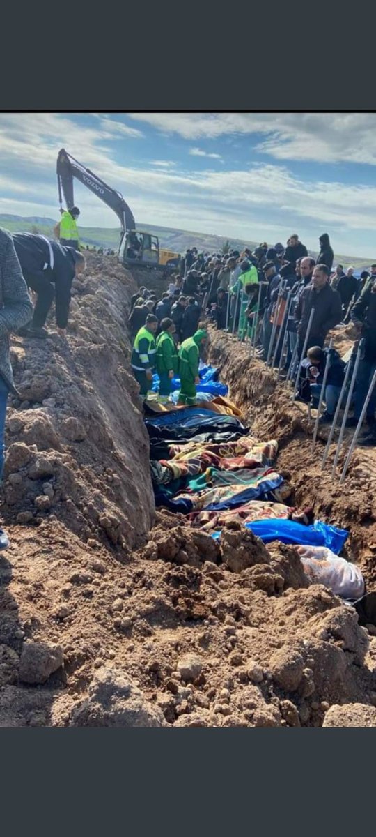 Şu fotoğrafin hakkı için,ailesi arkadaşları öldü diye intihar eden o genç için,ailesiz kalan bir dolu bebe için,insanları kimsesiz bıraktığınız icin varsa bir gram hakkım zehir zıkkım haram olsun #hakkımıhelaletmiyorum