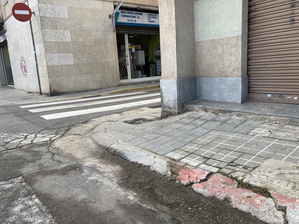 joan_pahisa's tweet photo. Fa 4 dies vaig volcar de cap amb la cadira de rodes a la tapa de la 1a imatge. Fa 2 mesos em va atropellar un cotxe que sortia d’un pàrquing a una vorera torta i estreta perquè no vaig poder maniobrar per apartar-me. (1/3) #accessibilitat #barreres @Aj_Sabadell https://t.co/GsD7219R3M