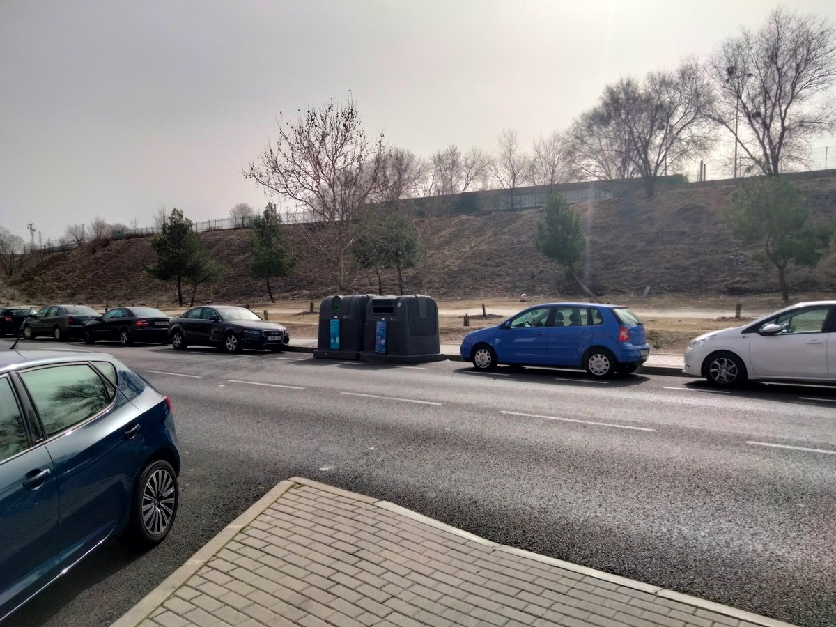 TRUQOTW's tweet photo. @RejasInmovil Luego tenemos dos esquinas (Aracne con Deyanira) en las que casi cabe una pista de tenis, y los contenedores quitando más sitios de aparcamiento.
Genial lo de las bicis, pero los vecinos sufrimos también la falta de plazas por los líos que se montan el fin de semana o en Navidad. https://t.co/vUhzu7FOjl