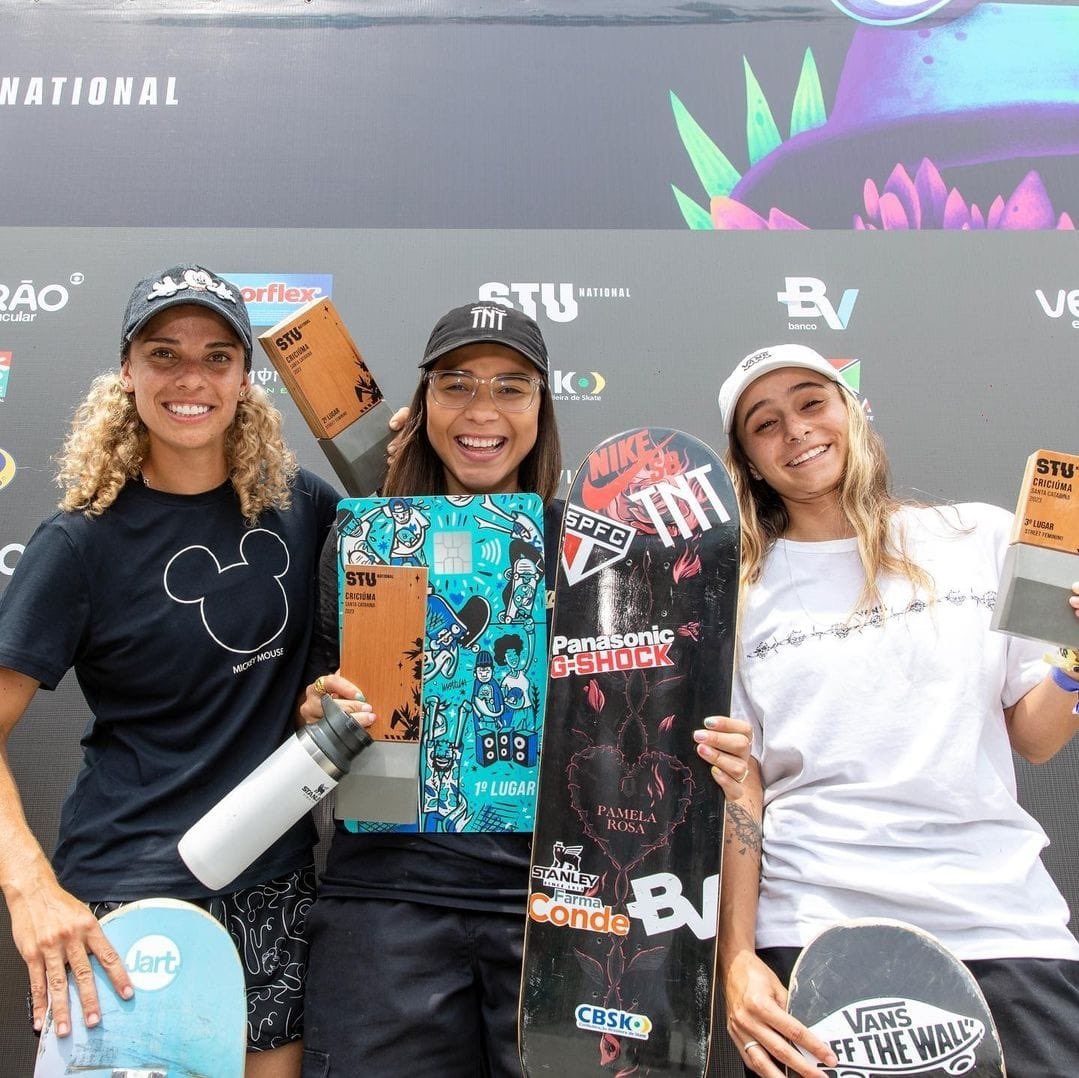 🛹 A nossa embaixadora <a href="/Pamelarosaskt/">Pamela Rosa 🌹</a> com o escudo do Tricolor no lugar mais alto do pódio! 🥇

Ela conquistou o título de street do Skate Total Urbe (STU), na etapa de Criciúma (SC).

Parabéns, campeã! 👏

#VamosSãoPaulo 🇾🇪