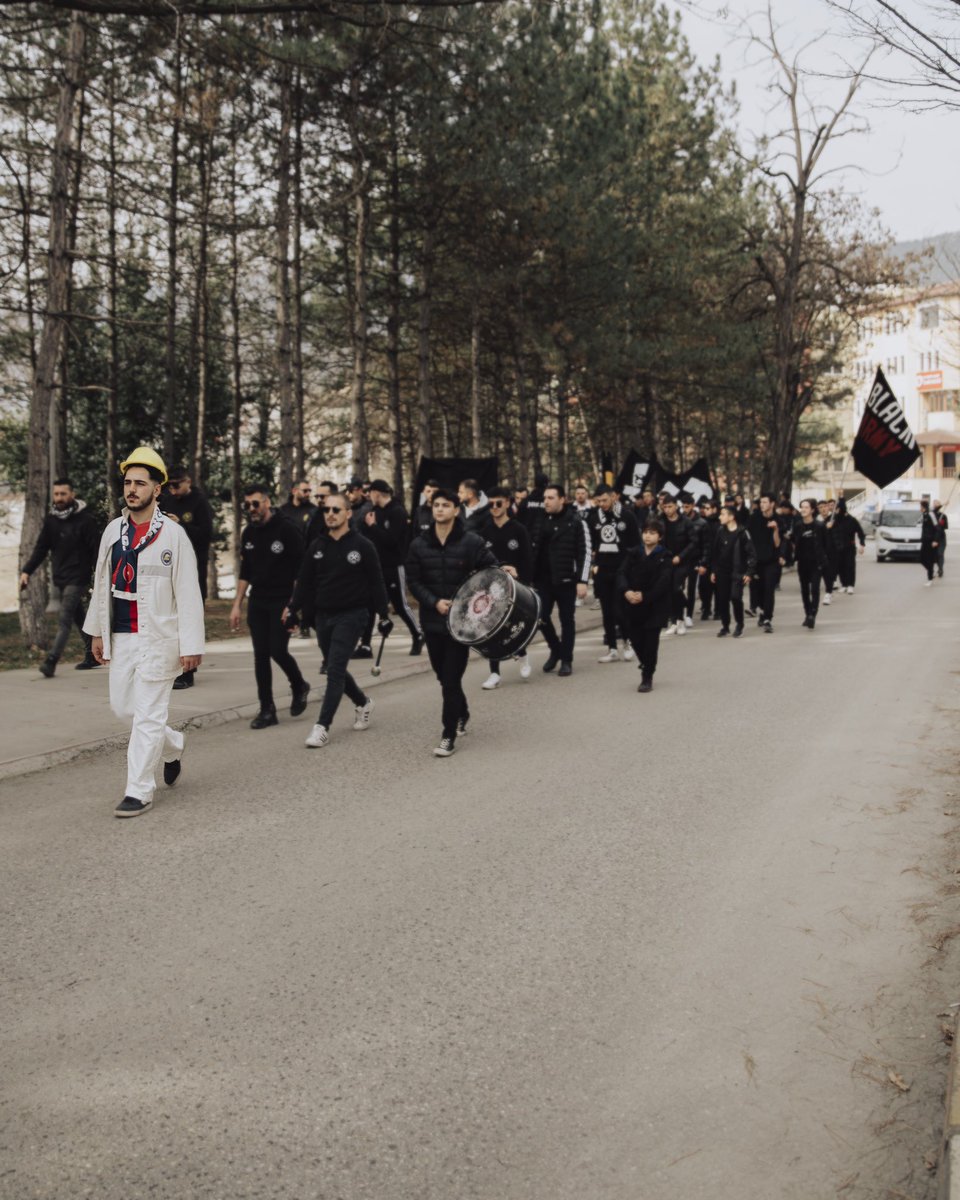 Karabük maçı öncesi tren garından stadyuma yaptığımız kortej. 
Grup üyemiz aynı zamanda madenci olan kardeşimize önümüzde yürüdüğü ve bizi gururlandırdığı için teşekkür ederiz.
#wearedarkside 🏴