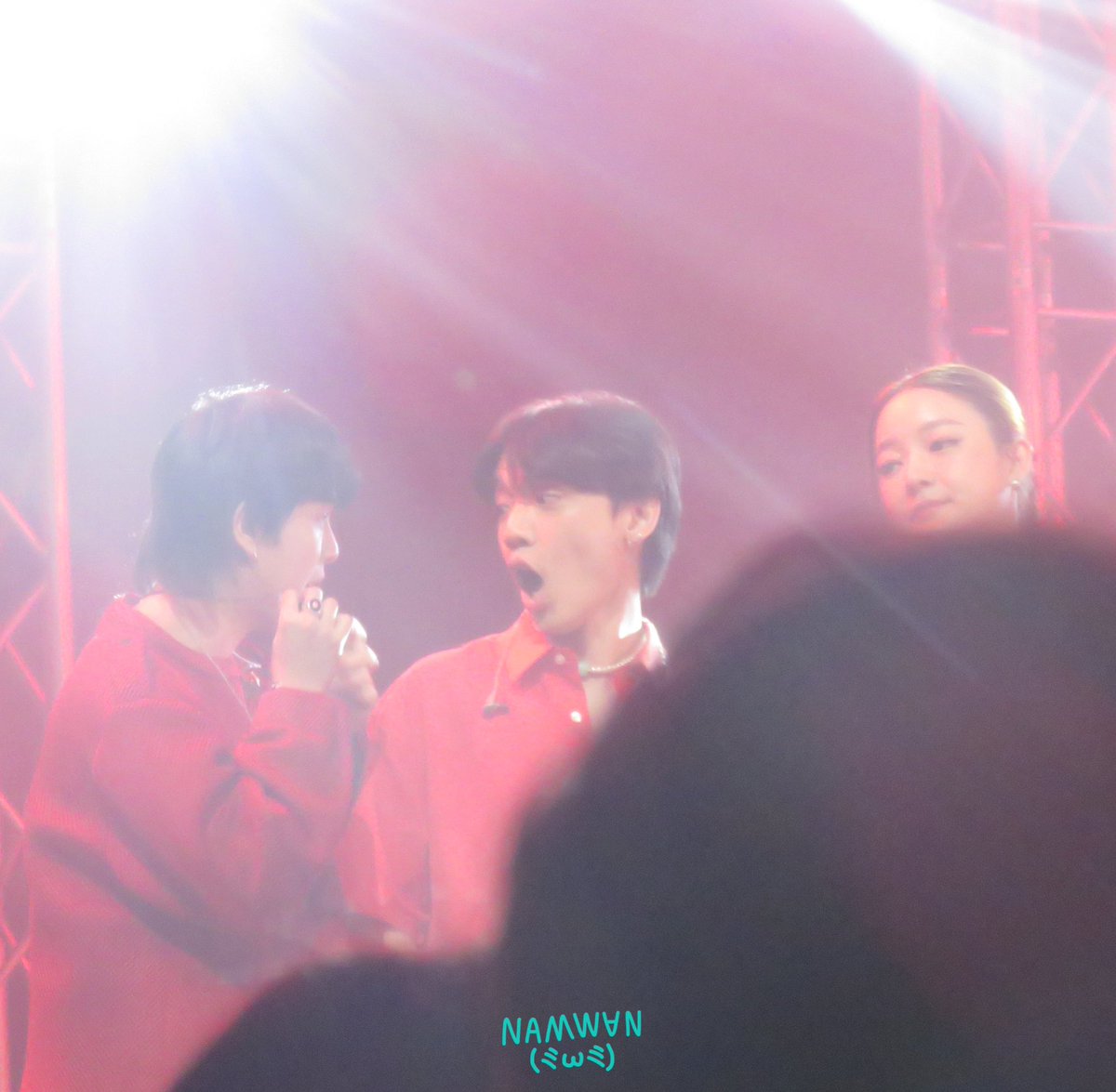 namwanarada's tweet photo. ตอนที่ศลป. ขึ้นมาแจมกับน้องๆ ก็คือมัวแต่ตื่นเต้น ไม่รู้จะถ่ายใครยังไงดี กดมารัวๆๆๆ #LeoUnityConcert https://t.co/Dra0FAHIqC