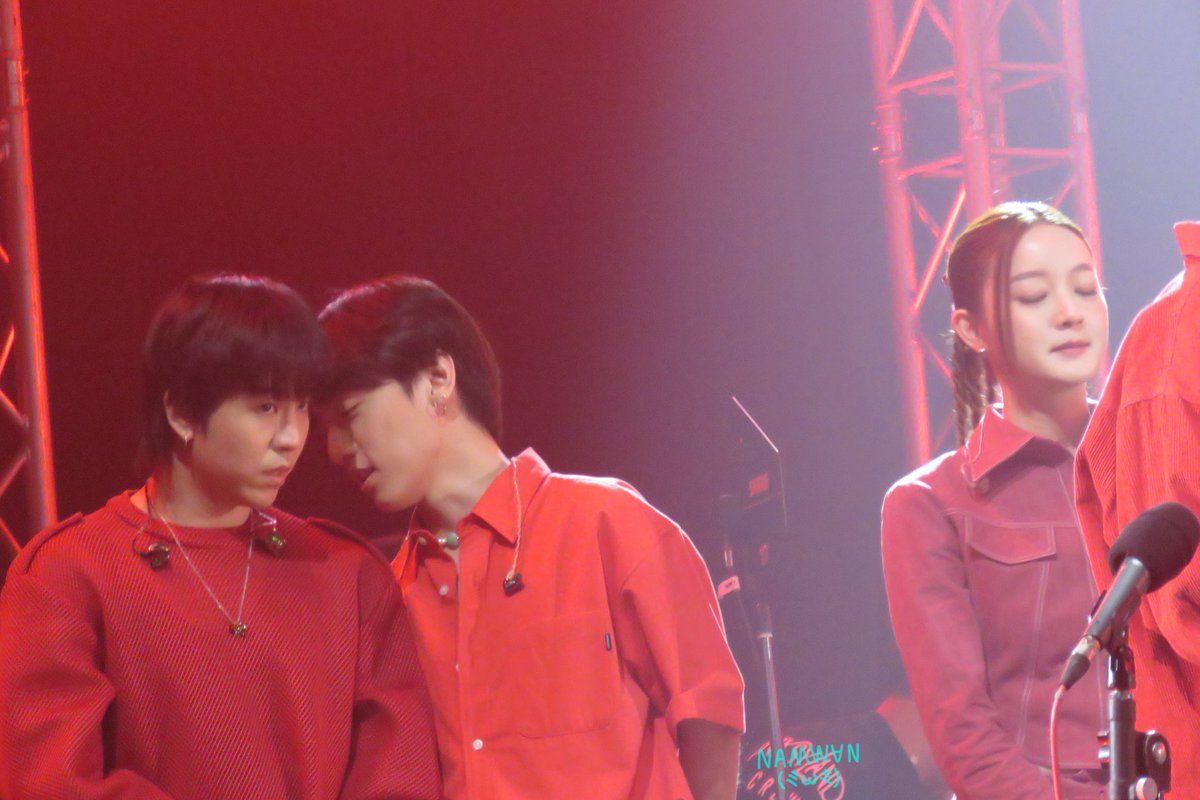 namwanarada's tweet photo. ตอนที่ศลป. ขึ้นมาแจมกับน้องๆ ก็คือมัวแต่ตื่นเต้น ไม่รู้จะถ่ายใครยังไงดี กดมารัวๆๆๆ #LeoUnityConcert https://t.co/Dra0FAHIqC