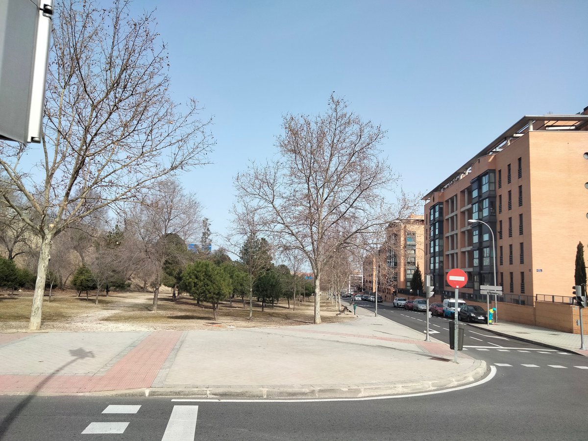 TRUQOTW's tweet photo. @RejasInmovil Luego tenemos dos esquinas (Aracne con Deyanira) en las que casi cabe una pista de tenis, y los contenedores quitando más sitios de aparcamiento.
Genial lo de las bicis, pero los vecinos sufrimos también la falta de plazas por los líos que se montan el fin de semana o en Navidad. https://t.co/vUhzu7FOjl