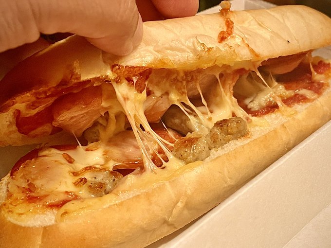 ドミノピザのピザサンド、ギガミート来た
普通に焼いてから合体させてるぽいので焼き目がいい感じ
個人的には、昔のボリュームたっぷりでどかんと中身が溢れ出るサブサンドが好きだったので、物足りなさはあるのだが、たぶん理解されづらかったんだろう
パニーニとして考えれば香ばしくてなかなかアリ 