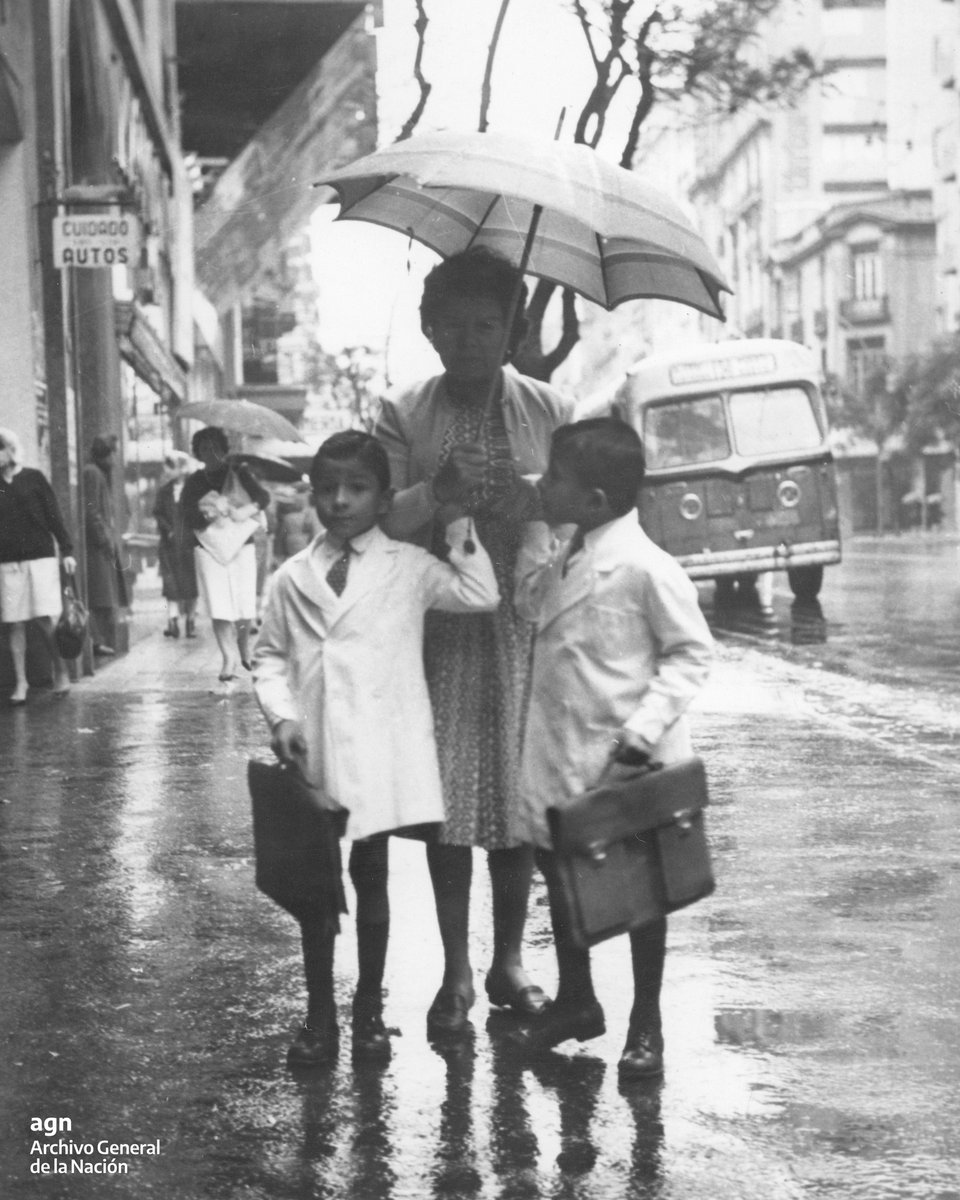 AGNArgentina's tweet photo. #Escolares 👩👦👦 Madre llevando a sus hijos a la escuela, el primer día de clases. 1965.
📷 AR-AGN-AGN01-AGAS-Ddf-rg-333-287960 https://t.co/HgeH97GDU4