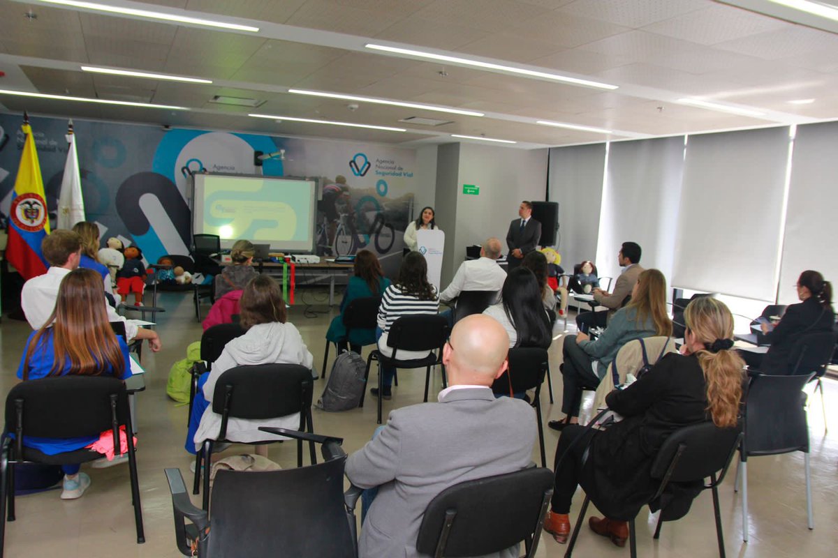 El curso de Seguridad Vial Infantil junto a <a href="/fundaciongonchi/">Fundación Gonzalo Rodríguez</a> y la <a href="/OPSOMS_Col/">OPS/OMS Colombia</a> llegó a #Bogotá✅

Más de 15 personas del sector de la salud hacen parte de la jornada pedagógica por una #MovilidadInfantilSegura

Cuidar a las niñas y niños en las vías es un compromiso de todos 👧🏼🛣️