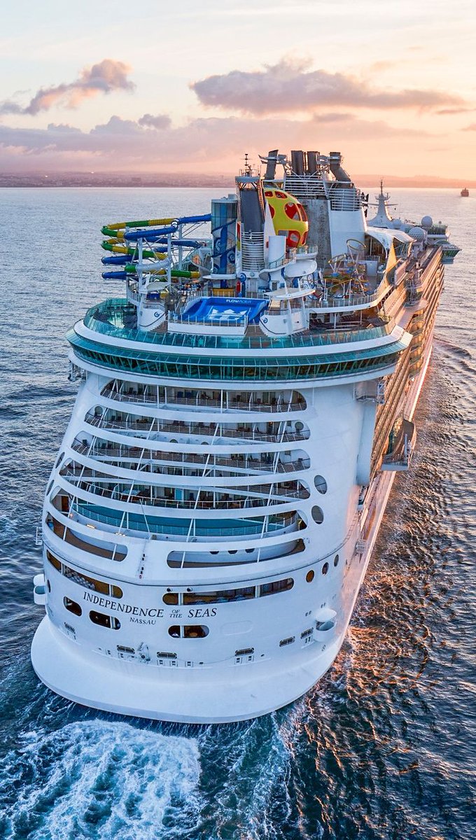 BorowskaIza's tweet photo. Three years ago. Gala at #StorySummit, Independence of the Seas, Royal Caribbean Cruises.

#Awarded #Gala #RoyalCaribbeanCruise #SoulTransplant #SciFiBook #WritersLife https://t.co/oYpGSAm2El