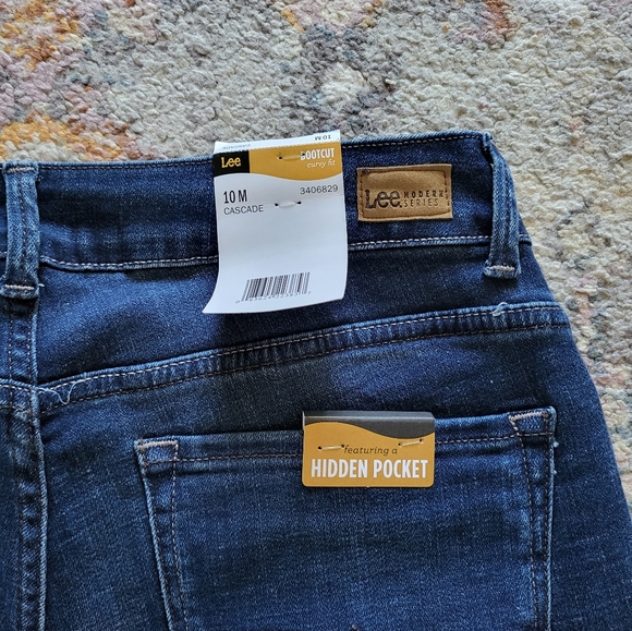 RedLipsSara's tweet photo. So good I had to share! Check out all the items I'm loving on @Poshmarkapp #poshmark #fashion #style #shopmycloset #prana #lee #hollister: https://t.co/h2zDc8xQob https://t.co/guM2y99Qw8