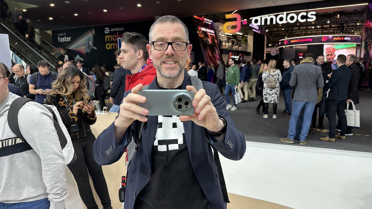 CB_cjust's tweet photo. Grüße vom #MWC2 aus Barcelona mit dem #HonorMagic5Pro! https://t.co/A7yYEB5S5A
