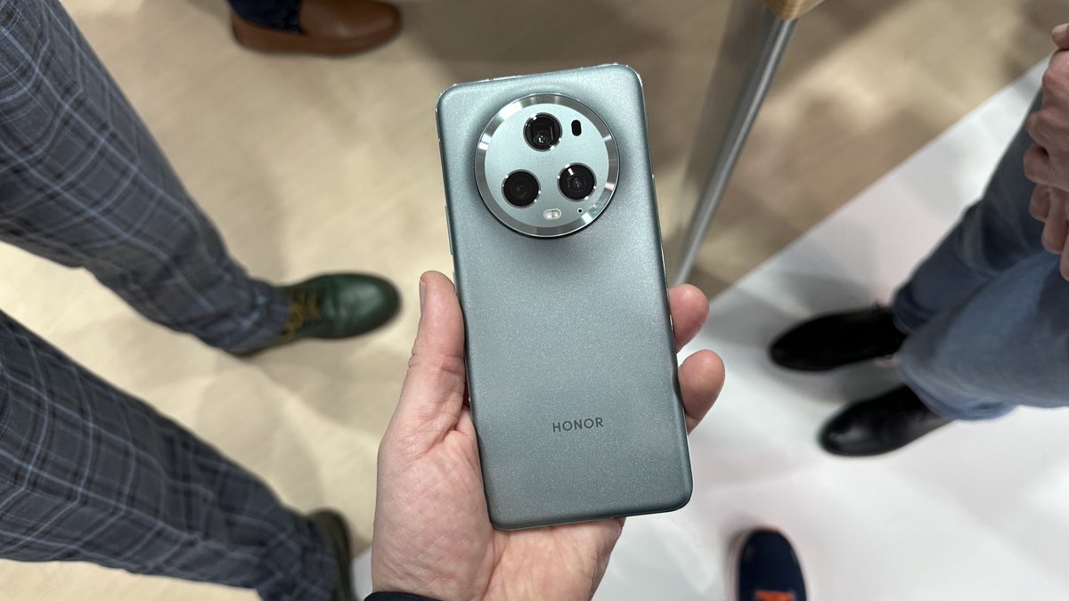 CB_cjust's tweet photo. Grüße vom #MWC2 aus Barcelona mit dem #HonorMagic5Pro! https://t.co/A7yYEB5S5A