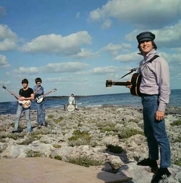 yesterdaypills's tweet photo. #filmingHelp
Il 27 febbraio 1965, quinto giorno di riprese, #TheBeatles si trasferirono a Discovery Island dove girarono le scene rese famose dal video della canzone “Another girl”. https://t.co/9o8v53oy6w