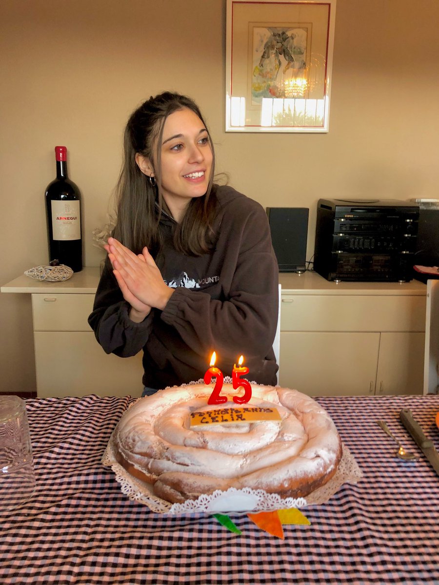 Deaza_Live's tweet photo. Muchisisisisimas felicidades a esta maravillosa lokita!! 🎉🎊 #25es✅ @celsby_ https://t.co/kd7bQGrdNb