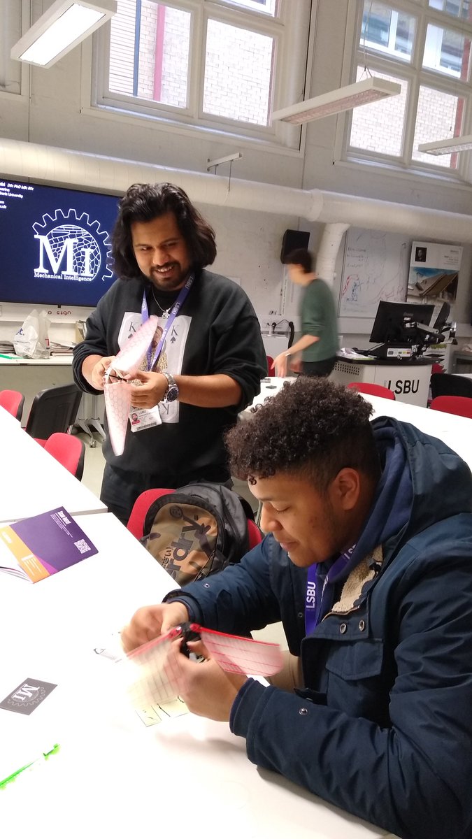 It was great meeting prospective #BEng students at @LSBU #OpenDay #TasterDay. We shared our work on bioinspired engineering @lsbu_mi. Here students built a dragonfly-inspired flapping-wing mechanism for drones and tested the different designs. #TeamLSBU #RisewithLSBU
