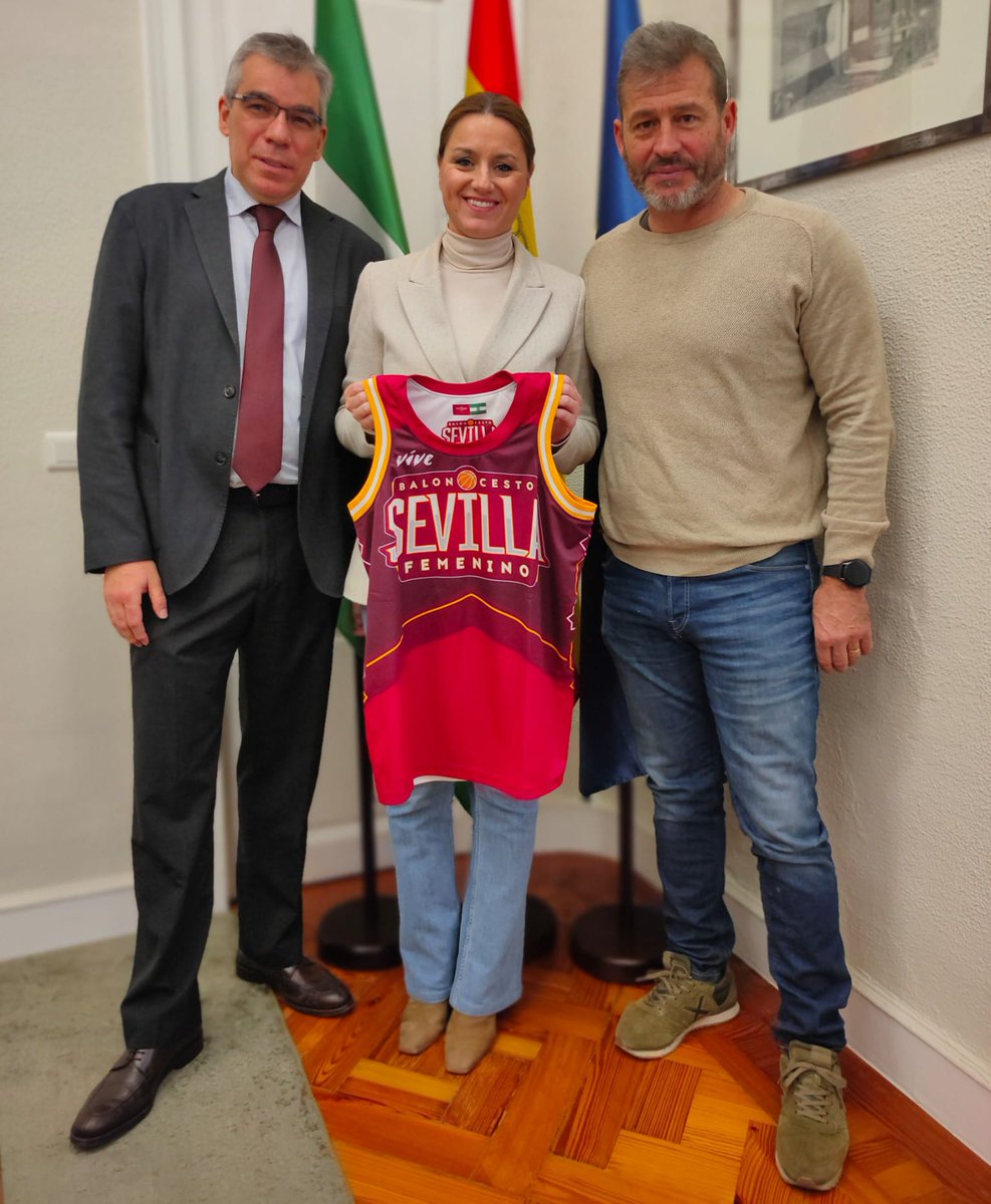 cbsfemenino's tweet photo. 🤝🏼 El pasado jueves tuvimos el honor de visitar a Minerva Salas, la Delegada de @TurismoAND en Sevilla.

⛹🏻‍♀️ En la reunión, le presentamos el proyecto del 𝐂𝐁𝐒𝐅 a la Junta de Andalucía.

🫶🏻 𝐆𝐑𝐀𝐂𝐈𝐀𝐒 por todo tu apoyo, @minervasalaslop ¡Te esperamos en Amate!

#TodasJuntas https://t.co/tVFlIMgpM1