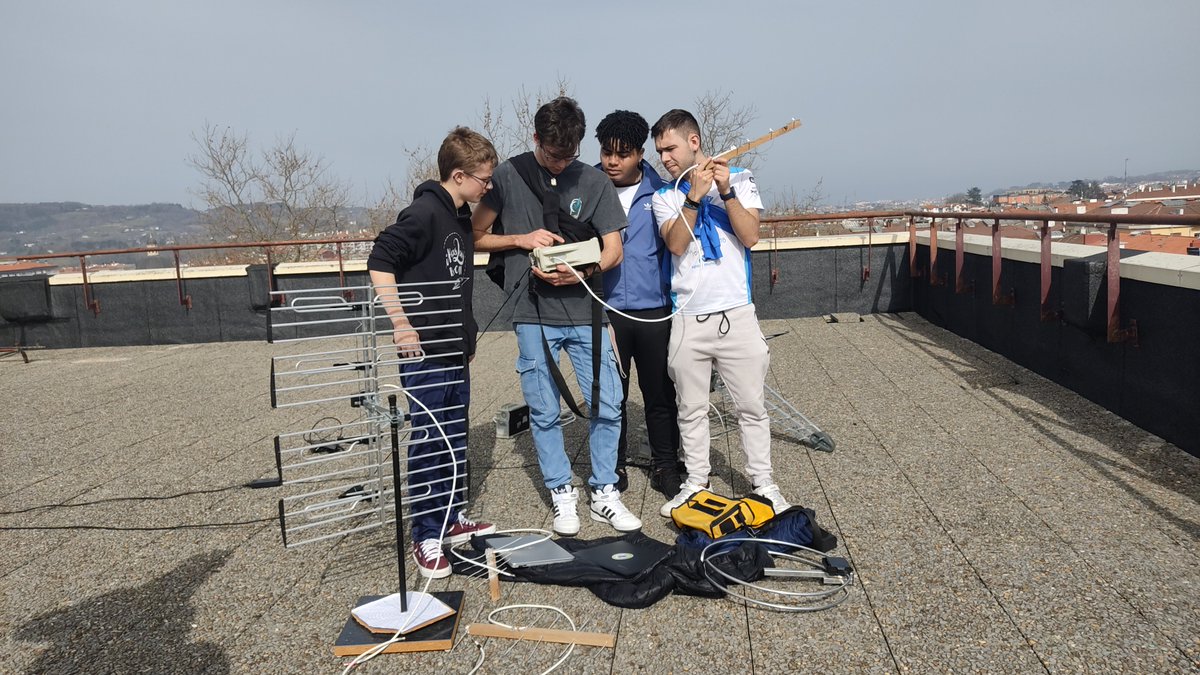 Erronkaren ibilbidean, #IT2 zikloan, beraien antenak diseinatu eta eraiki ondoren, irrati eta telebista seinaleak jaso dituzte. Zorionak ikasle taldeari! <a href="/fpbidasoa/">CIFP BIDASOA LHII</a>