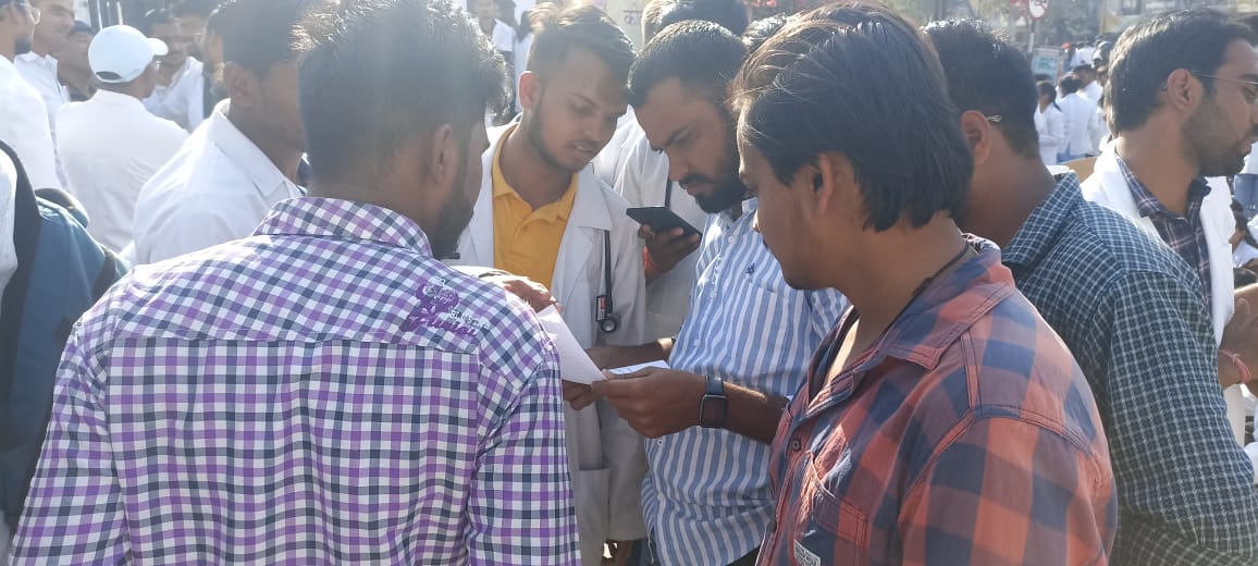 NSUIMP's tweet photo. रीवा में कई दिनों से प्रदर्शन कर रहे  वेटरनरी कॉलेज के छात्र छात्राओं को समर्थन देने पहुंचे NSUI साथी अभिषेक तिवारी एवं सर्वेश मिश्रा को  पुलिस द्वारा बलपूर्वक गिरफ्तार किया गया ।। https://t.co/RnRMQeE4SR