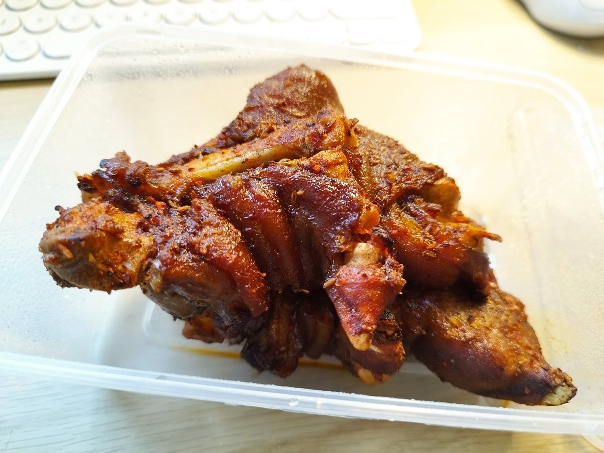 u50402320's tweet photo. 有谁能拒绝孜然美腿和酸菜鱼片呢（这猪脚真的巨好吃 https://t.co/rUUCCUQurQ