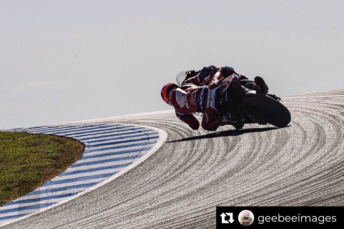 Nice one from the weekend🤩🔥

📸 @geebeeimages 

Slide. 

@xavivierge_97 

#honda #cbr1000rr #xavivierge #sliding #sideways #contrajour #phillipisland #lukeyheights