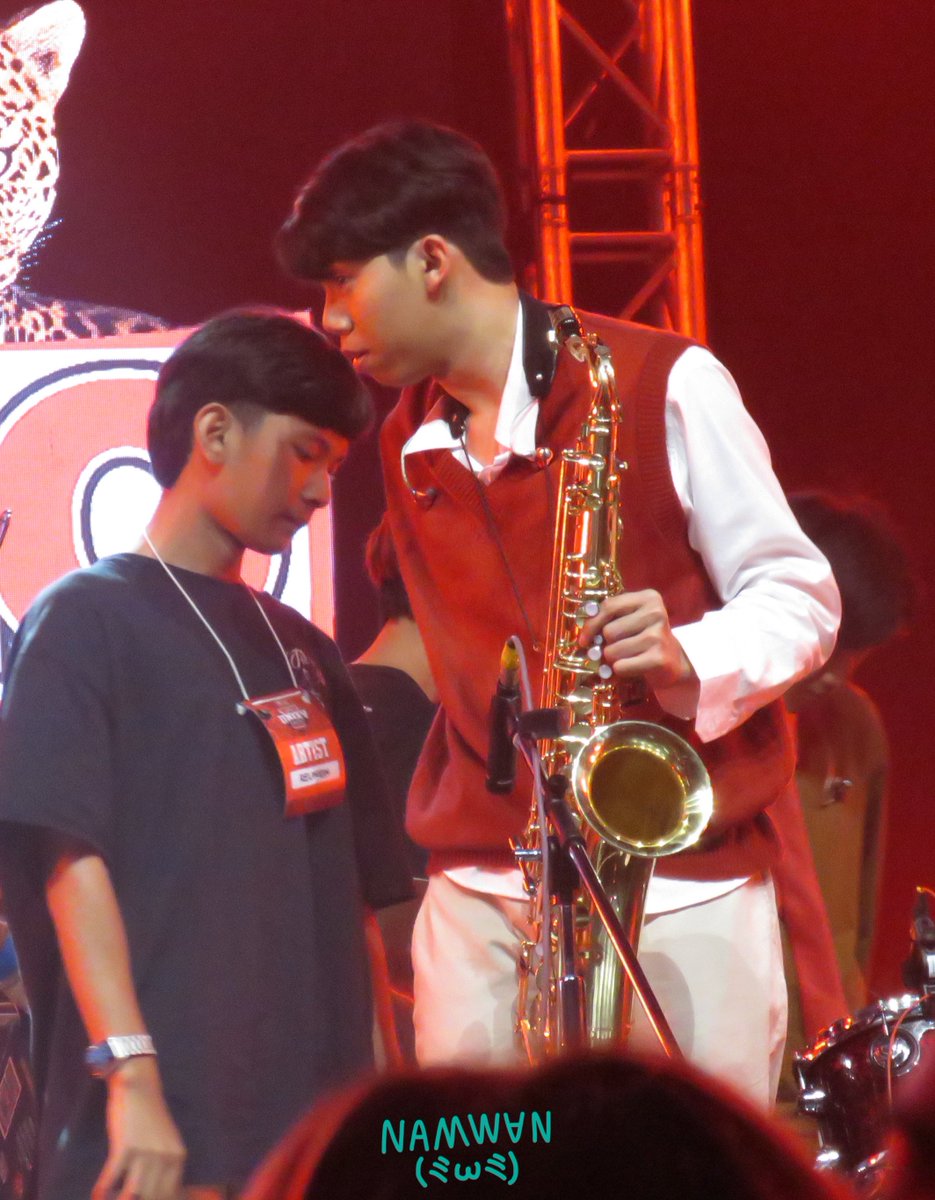 namwanarada's tweet photo. และวงแชมป์ REUNION มีเซอร์ไพรส์ด้วย ตอนท้ายๆ
(ได้มุมที่ไม่ต้องคอยหลบคนบังแล้ว รูปก็ดีขึ้นตาม เย้ๆ)
#LeoUnityConcert https://t.co/i7rNTk0dPM
