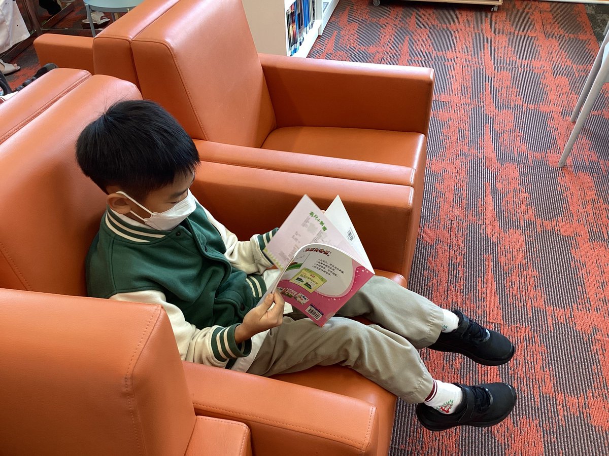 MDharshenny's tweet photo. Mandarin teachers kicked off the book week by introducing the Mandarin book collections in the library. @HISPriMandarin @LibraryHISKL @HELPISKL #HISBookWeek #HIS_Learning https://t.co/wZxUUwPhhq