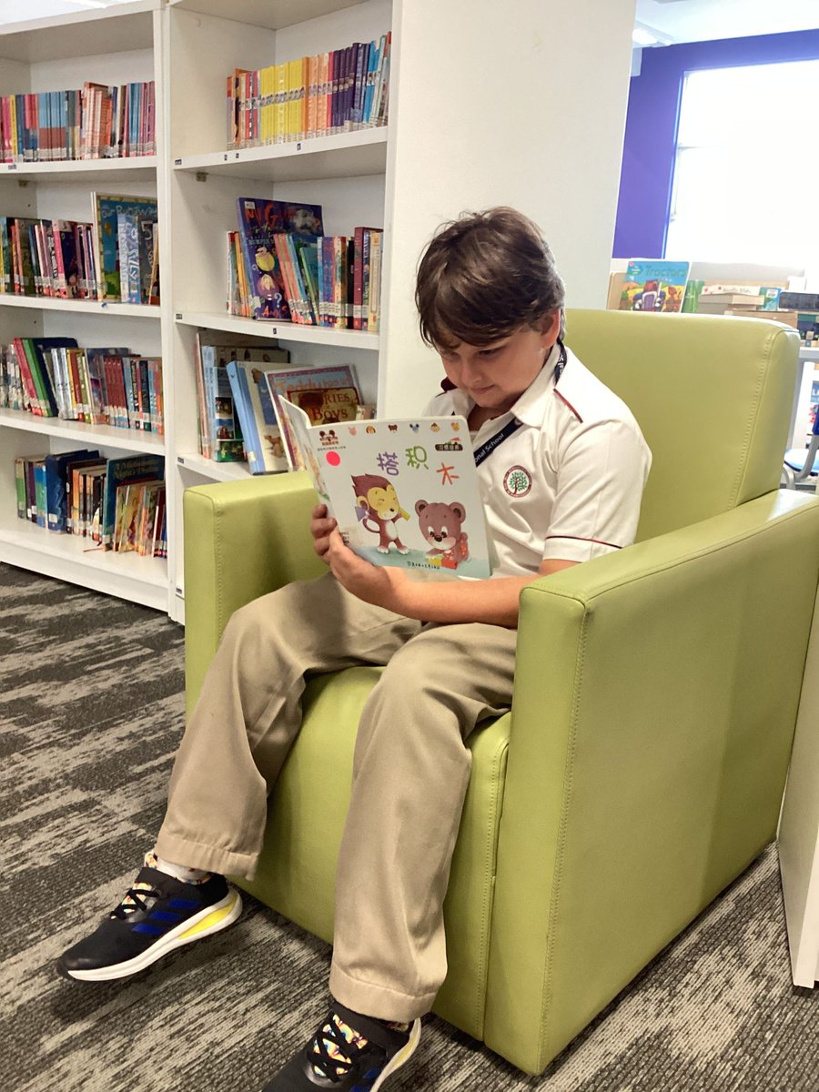 MDharshenny's tweet photo. Mandarin teachers kicked off the book week by introducing the Mandarin book collections in the library. @HISPriMandarin @LibraryHISKL @HELPISKL #HISBookWeek #HIS_Learning https://t.co/wZxUUwPhhq