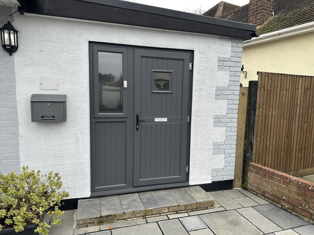 This homeowner in #Westcliff #Essex chose a new composite door from our range of Rockdoor Ltd doors along with side windows. The Manhattan in Anthracite Grey with Agate Grey frames has really transformed this himey😍 

greenoakcompany.co.uk

@GreenoakCo @rockdoorltd @CertassLtd