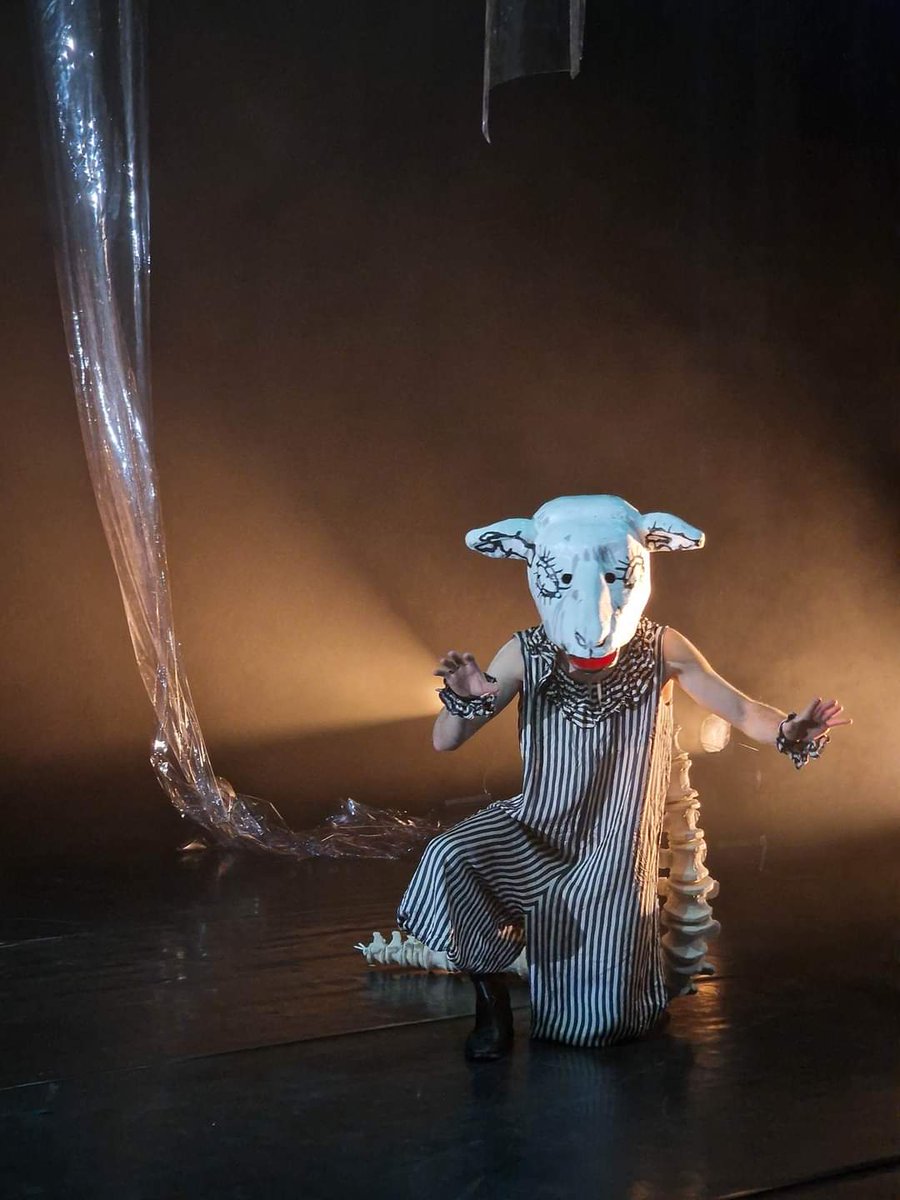 EmbEspanaLituan's tweet photo. Asombrosa y muy contemporánea adaptación 🎭de La vida es sueño en lituano! Un placer haber colaborado con #MMLAB🇱🇹🇪🇸
@Menu_Spaustuve
@AECID_es
@InstCervantes
@gescribano3
@ACEcultura https://t.co/81ng6R8fH2