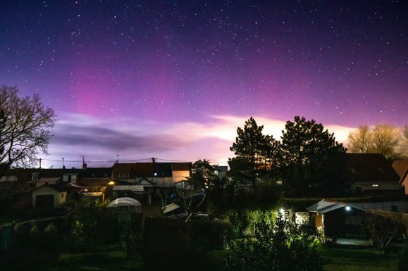 Mediavenir's tweet photo. 🌌🇫🇷 FLASH - Des aurores boréales ont pu être observées dans le nord et l’ouest de la #France la nuit dernière. Un phénomène rare dans notre pays, dû à "une forte activité solaire", qui pourrait de nouveau être observable ce soir. (Le Parisien) #auroraborealis https://t.co/GRwvsSLrS6