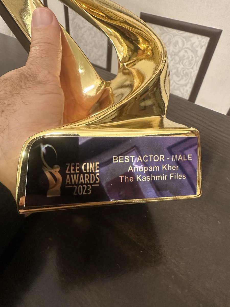 akhilkautilya1's tweet photo. #AnupamKher 😍 #BestActor award for #TheKashmirFiles at the #ZeeCineAwards2023.
#PushkarNath https://t.co/JIsxD3tNDG