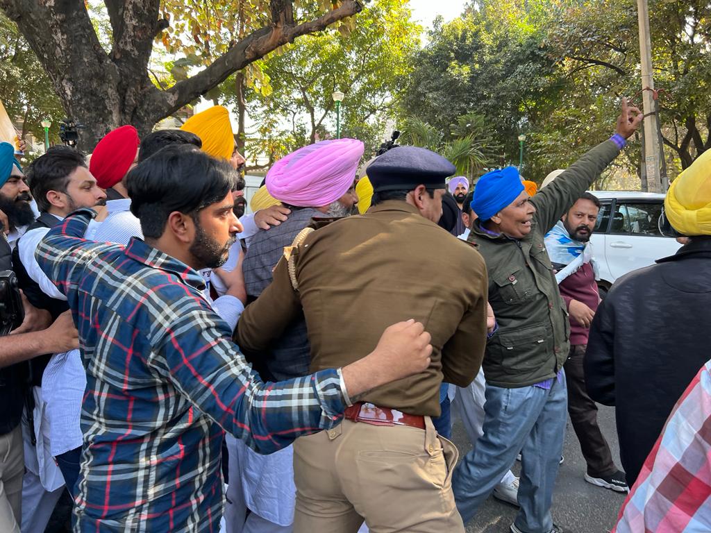 Thousands of @AAPPunjab volunteers & the entire Punjab Cabinet today protested against the dictatorial arrest of Dy. CM @msisodia ji This arrest is sheer vendetta politics of the Modi Govt and a gross misuse of agencies like CBI to hound the opposition.