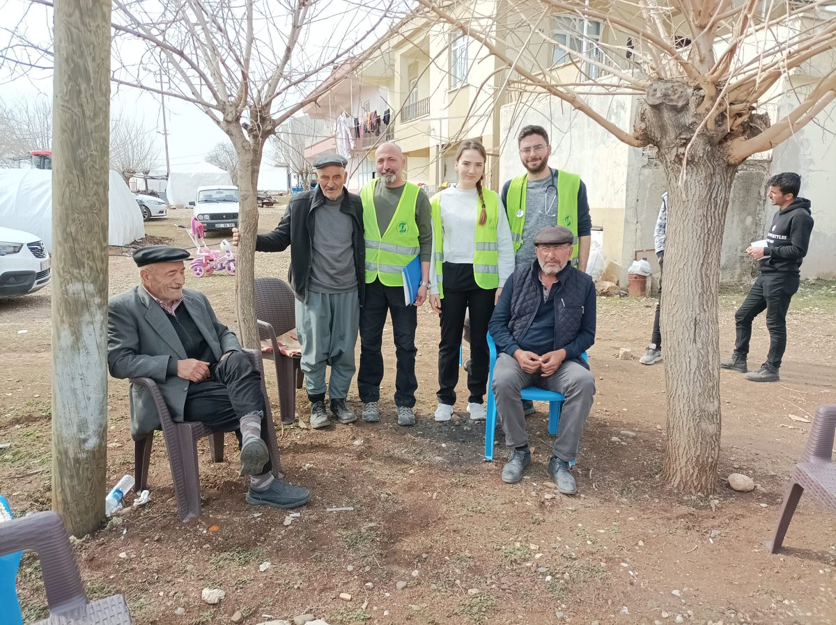 Merkez Yönetim Kurulu Üyemiz Mehmet Sıddık Akın, Bitlis, Çanakkale ve Dersim Şubeden gönüllü ekiplerimiz #deprem bölgesi Adıyaman'ın Davuthan, Başpınar Kullum ve Karagöl köylerinde sağlık taraması ve psikososyal destek çalışmalarına devam ediyor. 

#DayanışmaEngellenemez