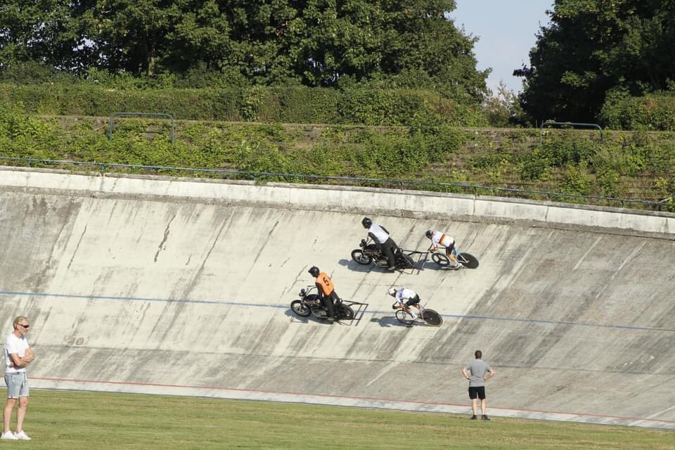 Na veel hard werk achter de schermen is het morgen zover! Het NK stayeren in Alkmaar. Dank aan de <a href="/RondevanOudorp/">Ronde van Oudorp</a> om dit op te pakken. Het wordt dinsdagavond gezellig druk op het <a href="/SportpaleisAlkm/">Sportpaleis Alkmaar</a>. Finale 20.30 gratis entree! #Alkmaar #gratis #RetweeetPlease