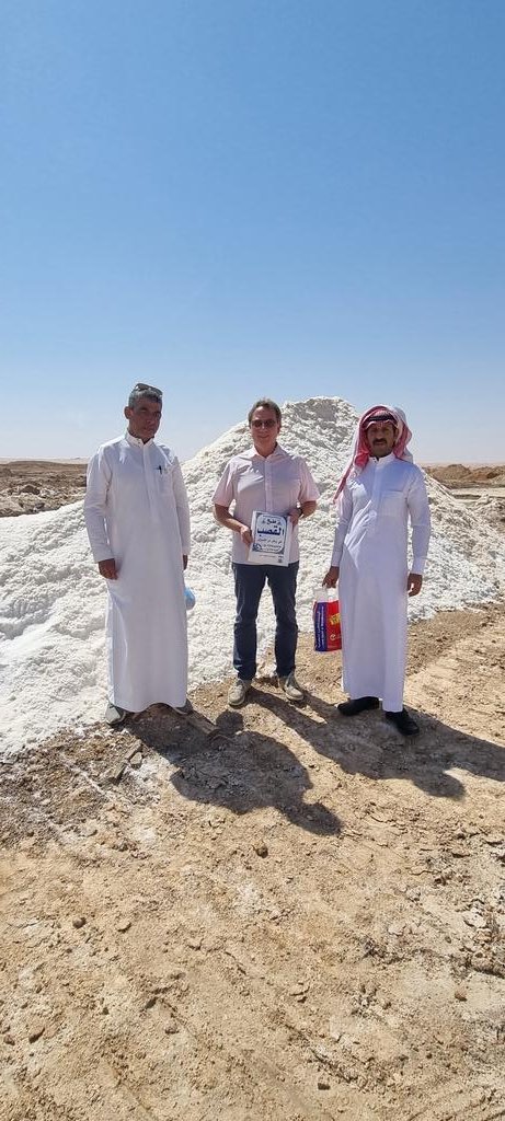 ludovic_pouille's tweet photo. Surprised by the salt marshes of #Qasab in the middle of the desert, a geological miracle that has transformed this Najdi city into a salt capital!
🇫🇷💙🇸🇦 https://t.co/iYUHRhyJFC