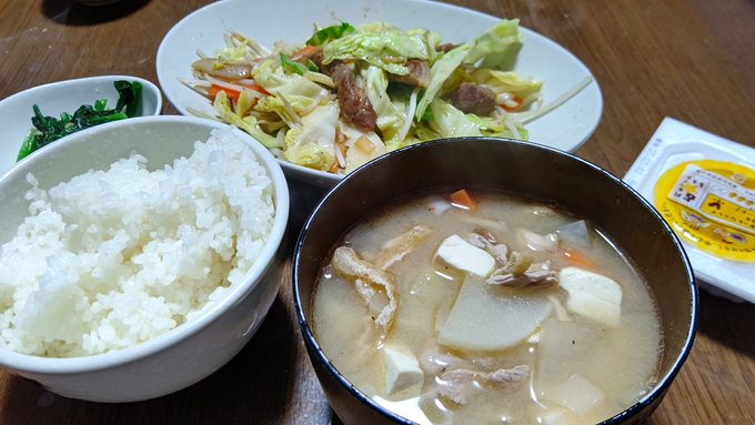 豚汁野菜炒め、ホウレン草のごま和えに納豆でヘルシーディナー 