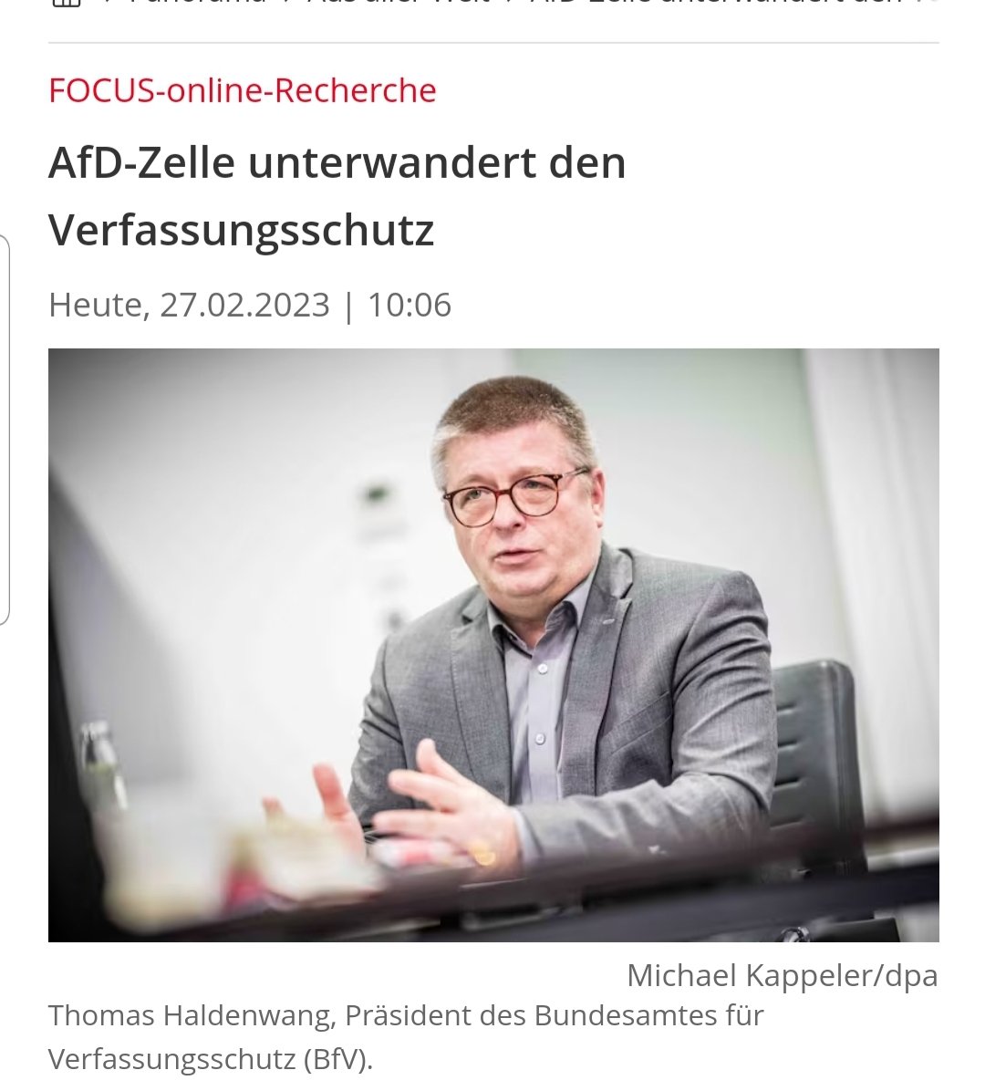 watch_union's tweet photo. 12 Mitarbeiter des #Verfassungsschutz treffen sich regelmäßig in geheimer Runde.
Alle arbeiten im Bereich zur Überfischung extremistischer Gruppierungen.
2 sind im höheren Dienst.
Alle sind Mitglied, oder Anhänger der #AfD.

Wann wird die Amtszeit von #Maassen aufgearbeitet?
/PM https://t.co/wFjzuW0S4D